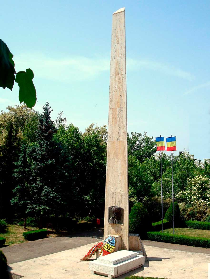 Obeliscul actual de pe mormântul lui Mihai Viteazul